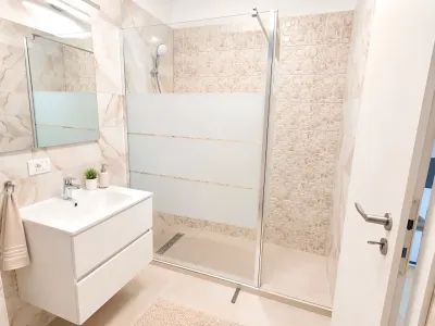 baie cu dus modern apartament inchiriere Popești Leordeni Ilfov
